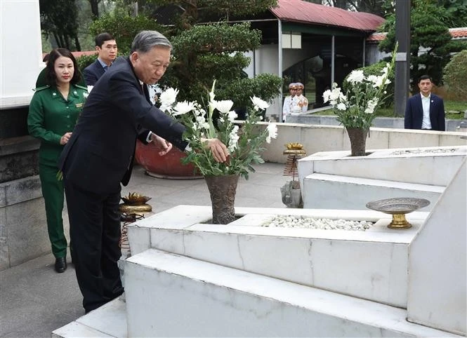 苏林总书记苏林在河静省同董禄丁字路国家级特别历史遗址敬献花圈。图自越通社