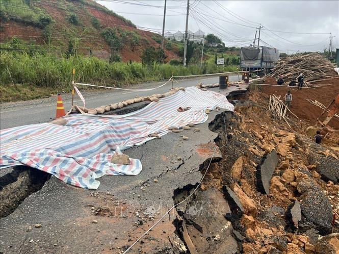 林同省多条国道、省道和重要交通干线发生严重山体滑坡。图自越通社
