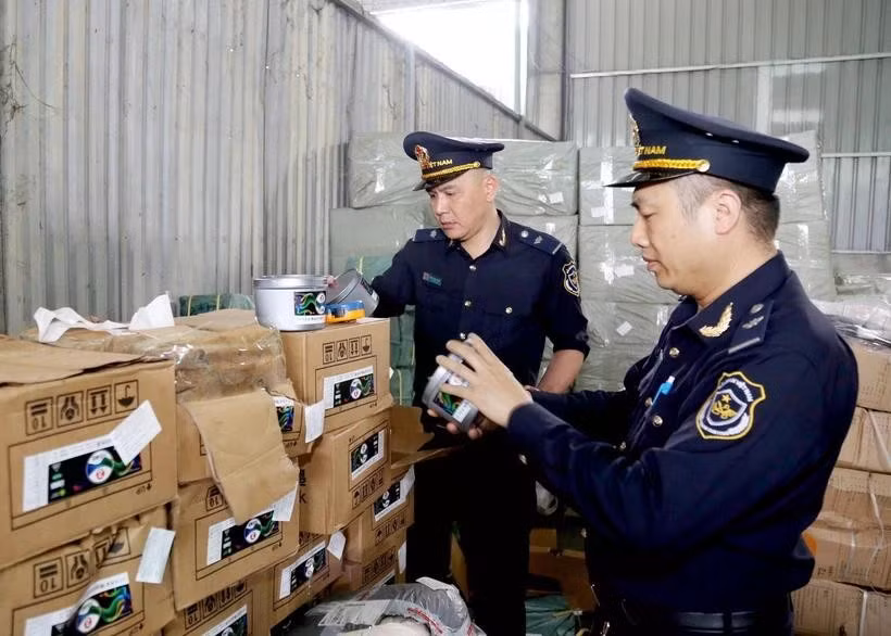 谅山省友谊国际口岸海关力量在口岸区域仓库对进口货物标签进行检查。图自越通社