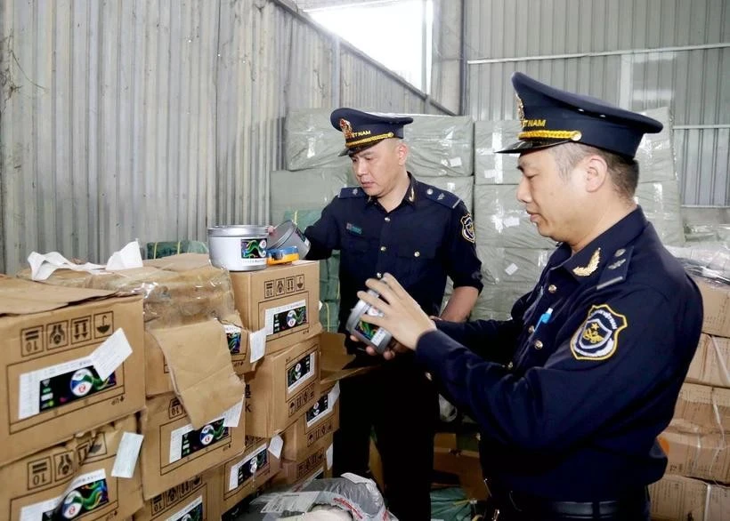 谅山省友谊国际口岸海关力量在口岸区域仓库对进口货物标签进行检查。图自越通社