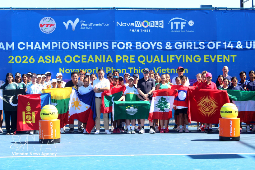 来自近40个国家和地区的150余名运动员角逐林同国际网球赛。图自越通社