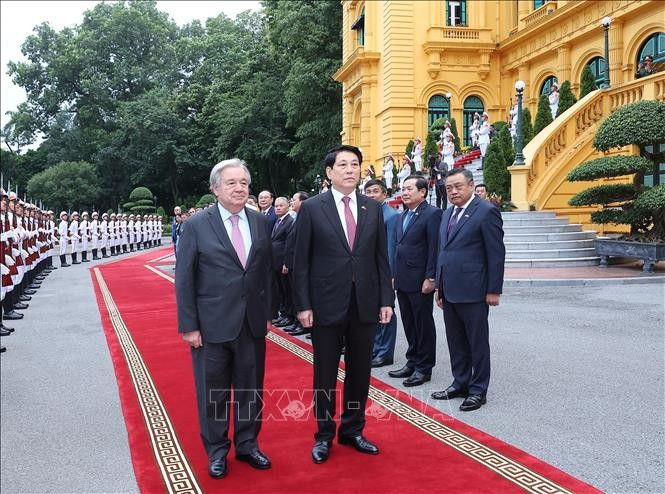 越南国家主席梁强主持隆重仪式 欢迎联合国秘书长正式访越。图自越通社