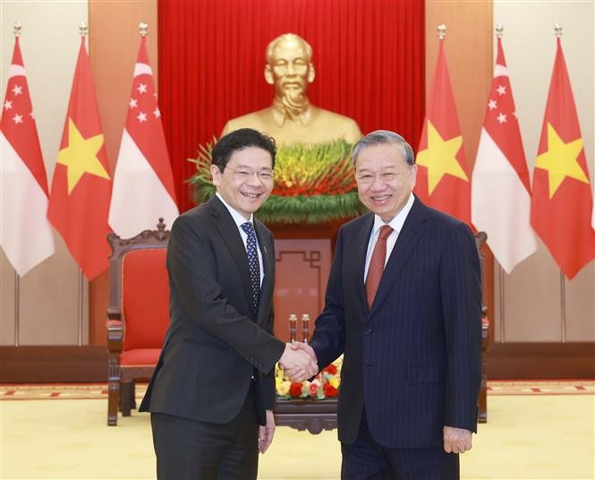 越共中央总书记苏林与新加坡总理黄循财亲切握手。图自越通社