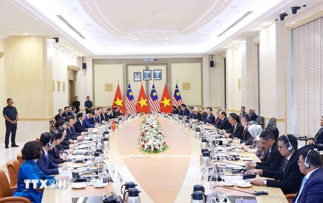 越南政府总理范明政与马来西亚总理安瓦尔·易卜拉欣举行会谈。图自越通社