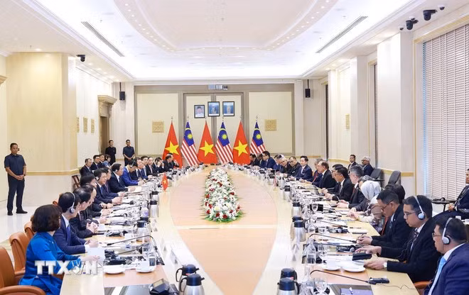 越南政府总理范明政与马来西亚总理安瓦尔·易卜拉欣举行会谈。图自越通社