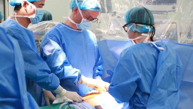 医生为患者进行手术。图自108中央医院
