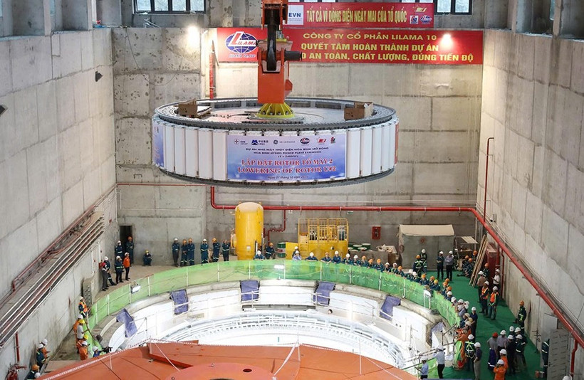 和平水电站扩建工程2号机组转子成功吊装。图自越通社