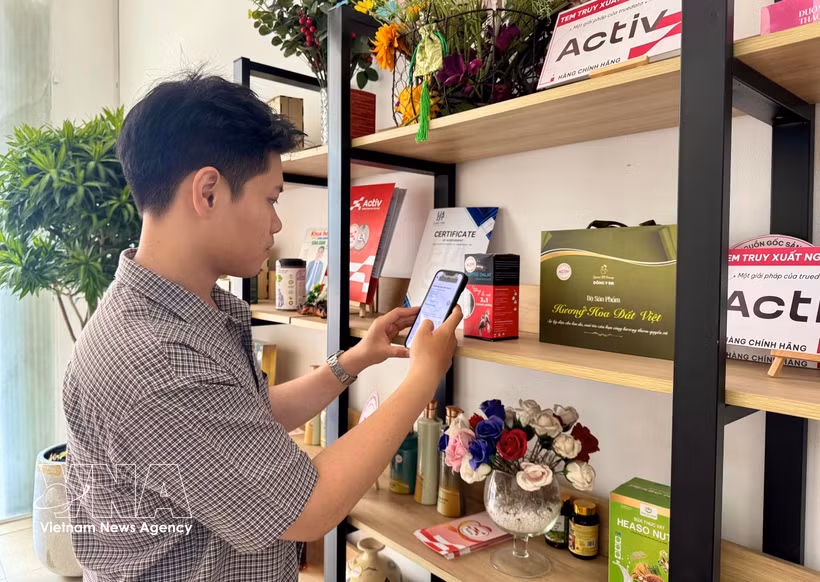消费者扫描产品二维码，了解产地来源信息。图自越通社