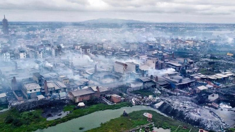 传统手工艺村的发展在快速城市化背景下为地方经济发展作出了重要贡献，但同时也对环境保护工作提出了严峻挑战。图自人民报