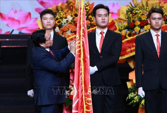 范明政代表党和国家向《越南之声》授予胡志明勋章（第三次）。图自越通社