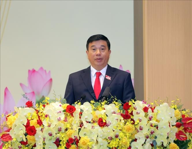 越共中央委员、2025—2030年任期林同省省委书记依·清河·尼埃·克（Y Thanh Hà Niê Kđăm）在大会闭幕式上发表讲话。图自越通社