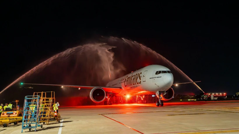 阿联酋航空首趟飞往岘港的航班以喷水仪式迎接。太阳集团供图