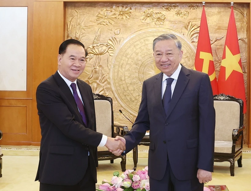 越共中央总书记苏林和老挝党中央书记处书记、中央办公厅主任通沙立。图自越通社