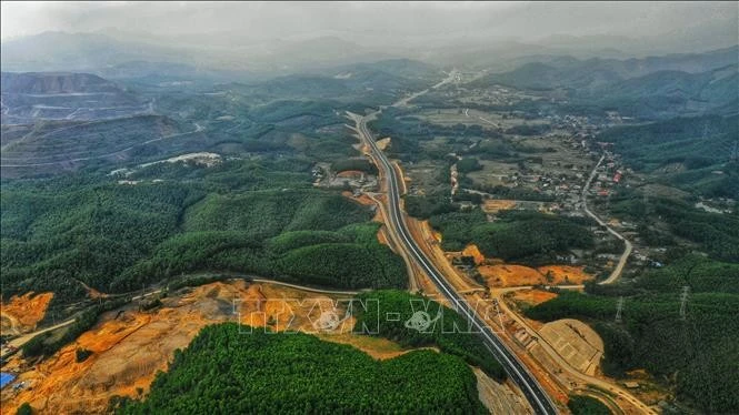 从上方俯瞰下龙 - 云屯高速公路。图自越通社