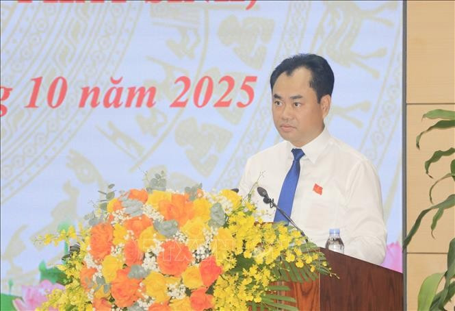 老街省委书记郑越雄兼任省人民议会主席。图自越通社
