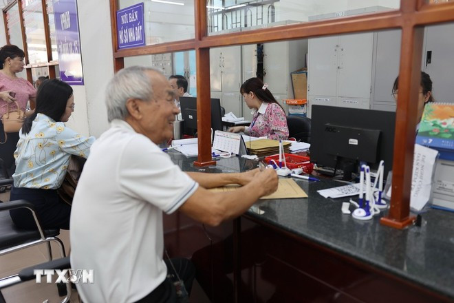 市民前往新头顿坊办理行政手续。图自越通社
