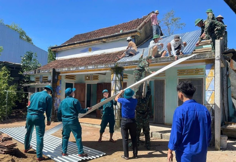 Lực lượng xung kích xã Tây Hồ (Đà Nẵng) giúp dân sửa chữa nhà bị tốc mái. Nguồn baochinhphu.vn 岘港市西湖乡突击队帮助居民修复被掀翻屋顶的房屋。图自baochinhphu.vn