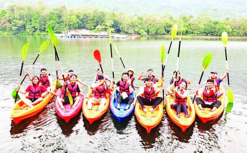 夏日来临，生态与休闲度假旅游活动全面提速。图自人民报