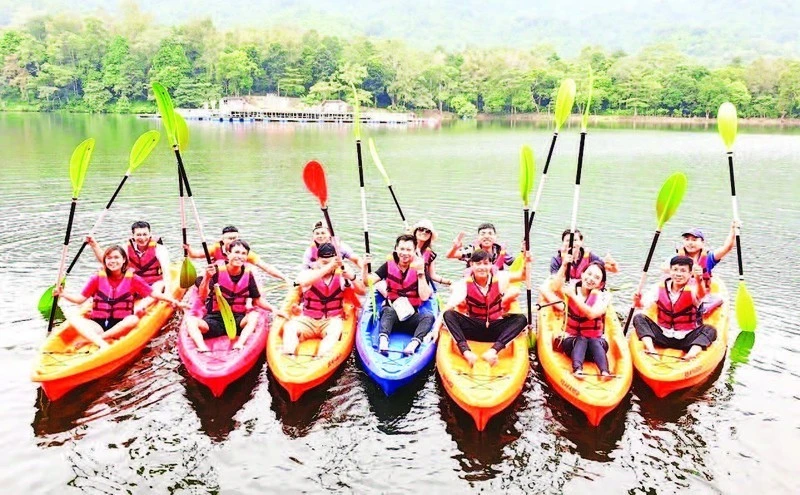 夏日来临，生态与休闲度假旅游活动全面提速。图自人民报