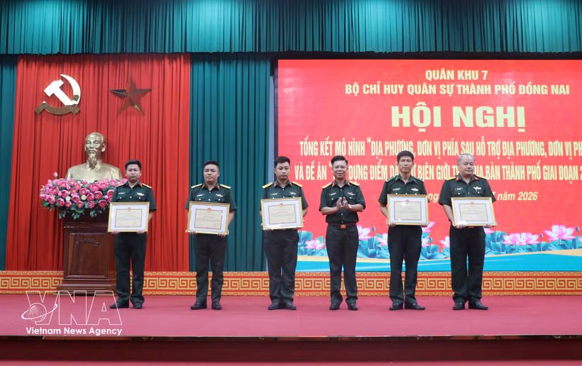 同奈市军事指挥部向2019-2025年阶段在建设边境民兵哨所中成绩优异的5个集体颁发奖状。图自越通社