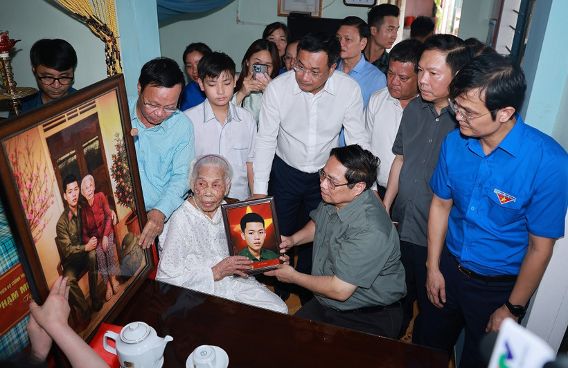范明政总理一行前往广治省海陵乡上舍村看望慰问“越南英雄母亲”陶氏欣。图自越通社