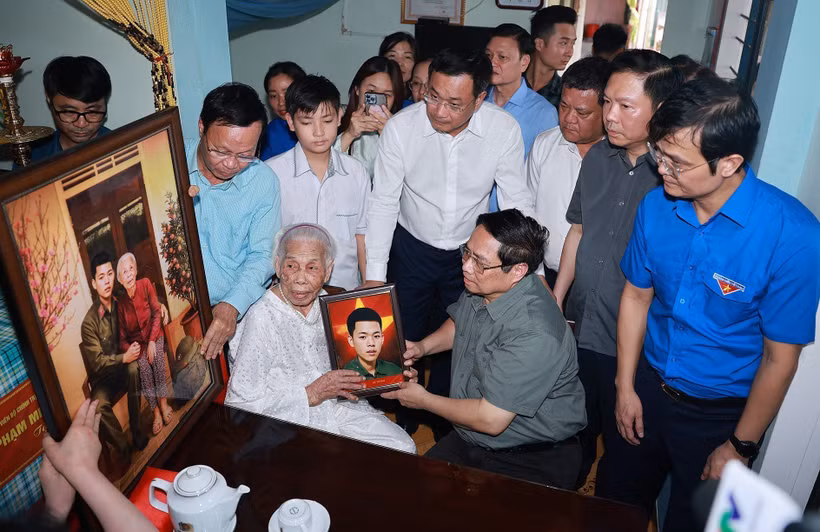 范明政总理一行前往广治省海陵乡上舍村看望慰问“越南英雄母亲”陶氏欣。图自越通社