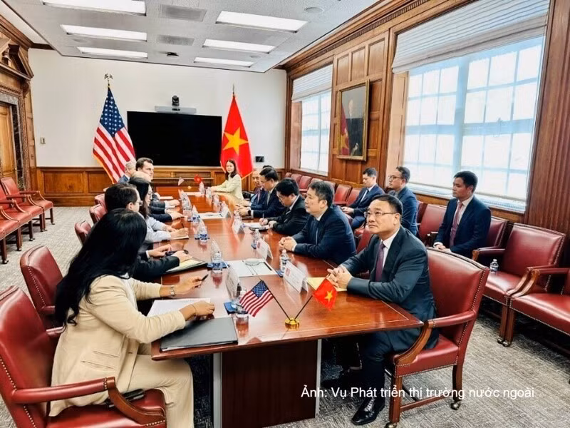 越南工贸部长黎孟雄同美国商务部长霍华德·卢特尼克举行工作会谈。图自moit.gov.vn
