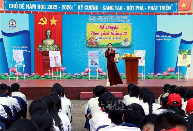 在河静省仙田乡成美初级中学举行的课外活动——朗读《金云翘传》。图自越通社 