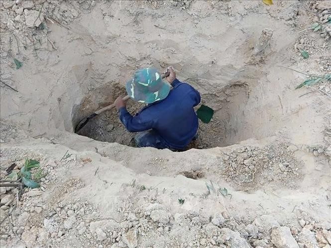 K53工作队组织开挖并发掘出两具烈士遗骸。图自越通社