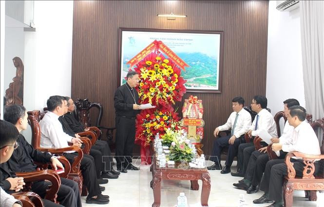 林同省省委、人民议会、人民委员会和祖国阵线委员会走访并祝贺藩切教区主教座堂和藩切教区主教、越南主教委员会秘书长杜孟雄。图自越通社