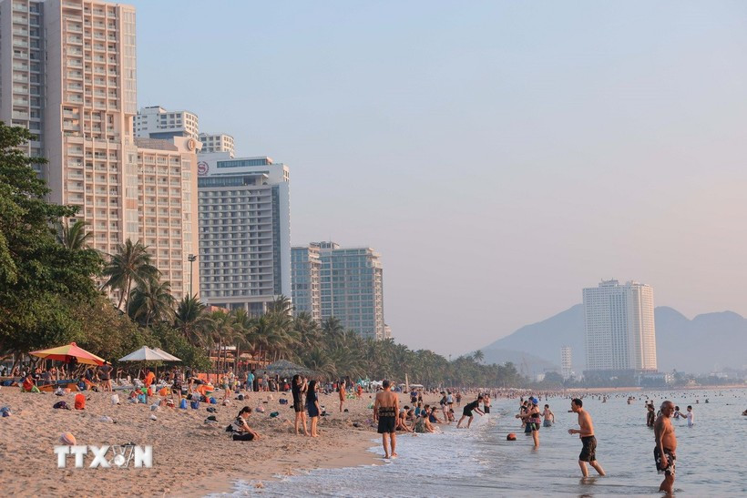 芽庄海滩碧海蓝天，绵延不绝，是众多俄罗斯游客前来休闲娱乐的热门目的地。图自越通社