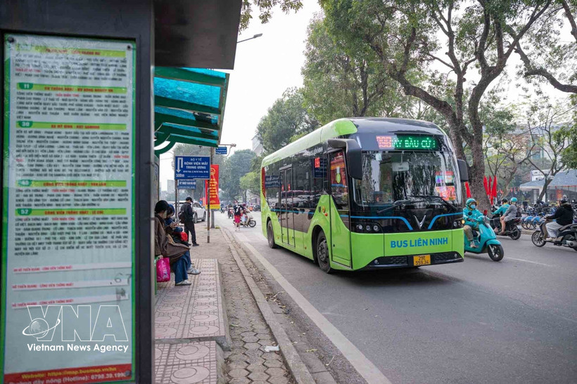 4月1日起河内投入运营10条电动公交线路共288辆车。图自越通社