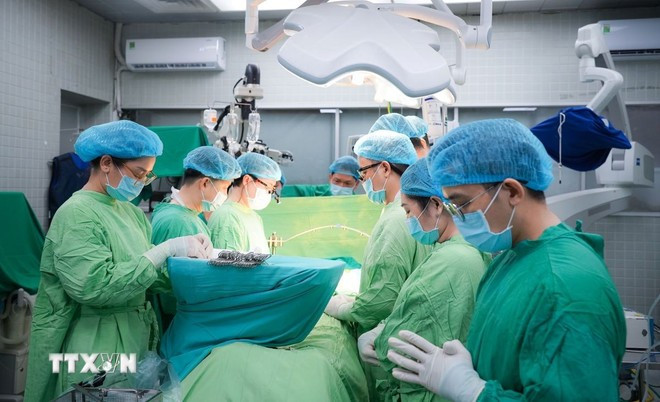 医生们默哀一分钟，缅怀并致敬器官捐献者。图自越通社