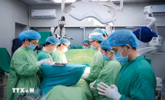 医生们默哀一分钟，缅怀并致敬器官捐献者。图自越通社