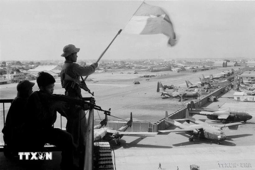 1975年4月30日，解放旗在新山一机场高高飘扬。图自越通社