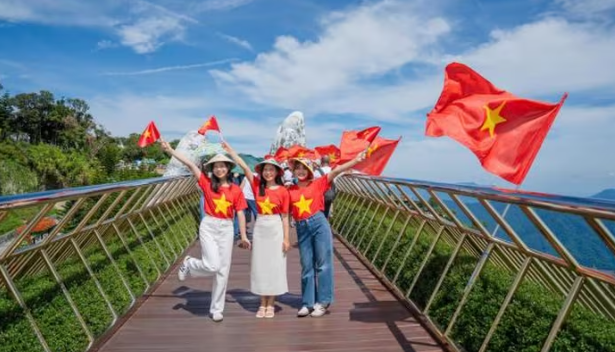 在4月30日至5月1日期间前往岘港的游客将获赠印有金星红旗的T恤衫,以欢庆国家同乐日。图自baomoi.vn