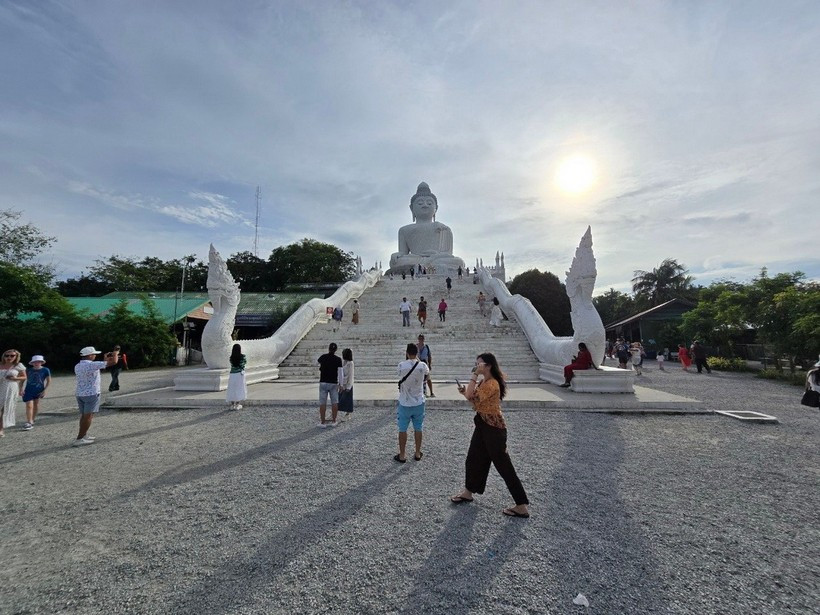 游客在泰国普吉岛Nakkerd山顶朝拜大佛。图自越通社Du khách chiêm bái Tượng Phật Big Buddha trên đỉnh đồi Nakkerd ở Phuket (Thái Lan). (Ảnh: TTXVN phát) 