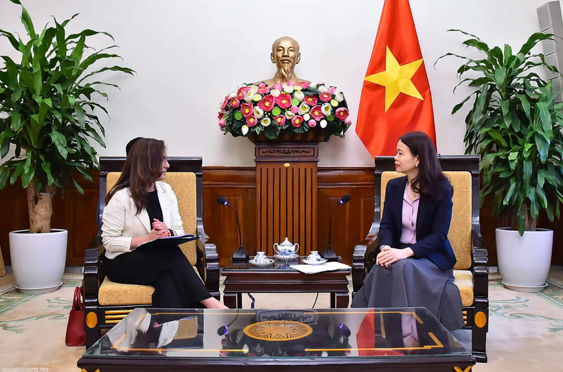 越南外交部副部长阮明姮会见智利副外长格洛丽亚·德拉富恩特。图自越通社