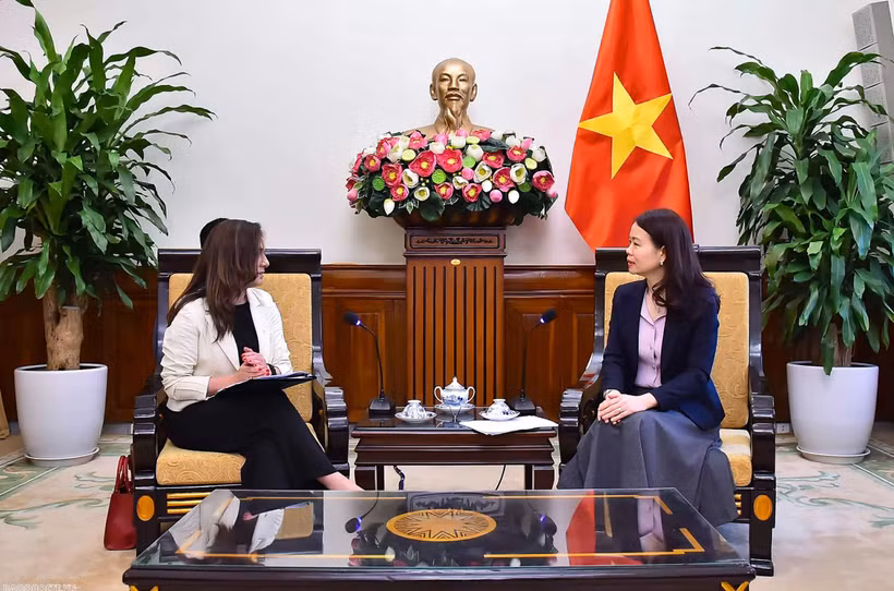 越南外交部副部长阮明姮会见智利副外长格洛丽亚·德拉富恩特。图自越通社