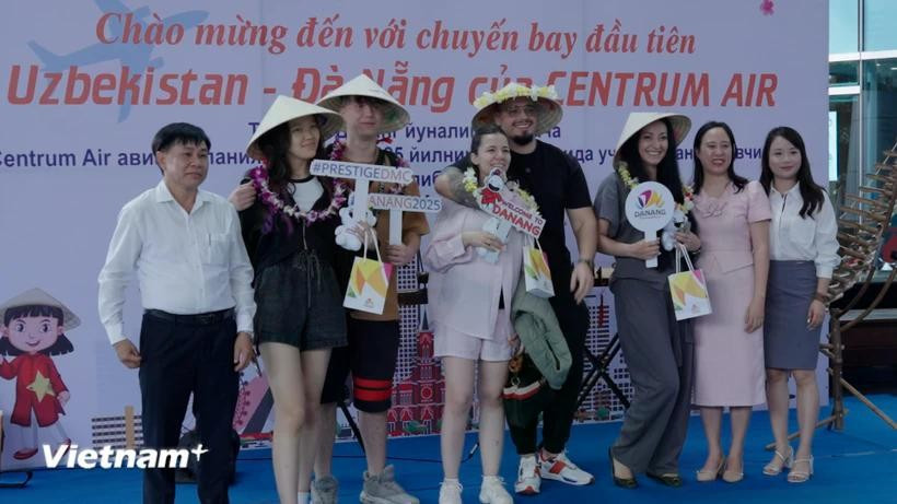 来自乌兹别克斯坦的180多名游客抵达岘港。图自越通社