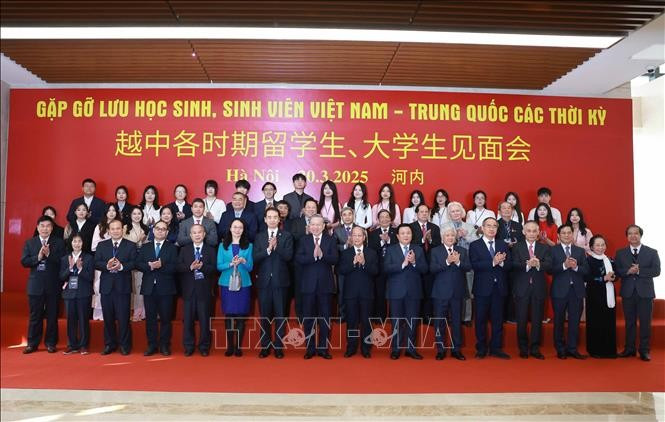 越共中央总书记苏林同越中各时期留学生、大学生合影留念。图自越通社