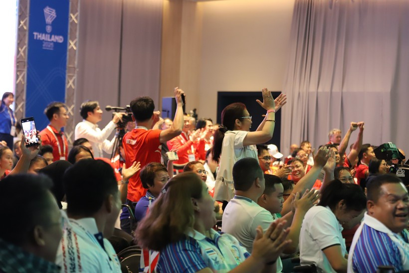 越南举重队夺冠，现场观众欢呼喝彩。图自越通社