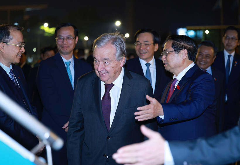越南政府总理范明政邀请联合国秘书长安东尼奥·古特雷斯登上专机,共同离开河内前往马来西亚吉隆坡,出席第47届东盟峰会及相关会议。图自越通社