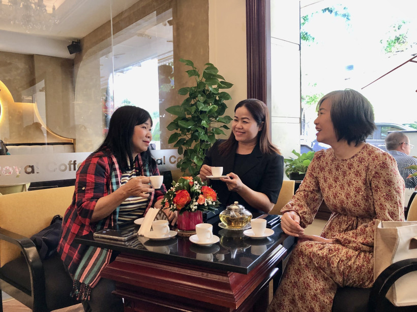 游客品尝越南茶。图自越通社