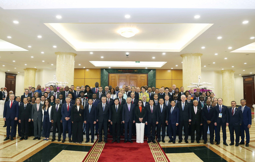 越共中央总书记苏林与出席《河内公约》开放签署仪式的各国代表团团长合影。图自越通社