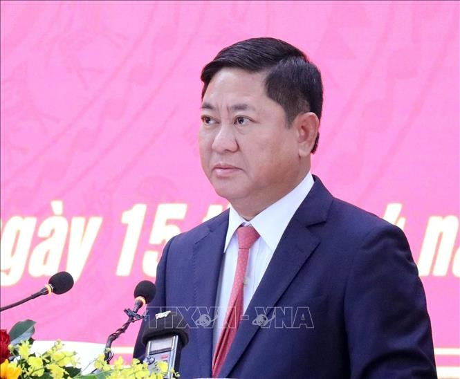 越南国会常务委员会审议关于免去陈国南的第十五届国会代表职务的决定。图自越通社