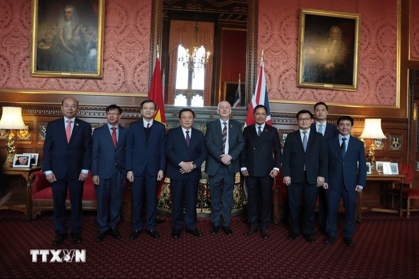 阮春胜与英国外交大臣西玛·马尔霍特拉与其他代表合影。图自越通社