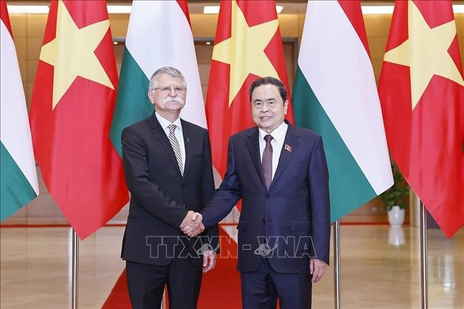 越南国会主席陈青敏与匈牙利国会主席格维尔·拉斯洛。图自越通社