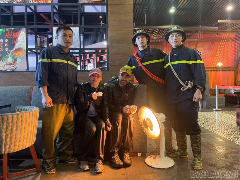 迷失在黄连国家公园的两外国游客获救。图自越通社