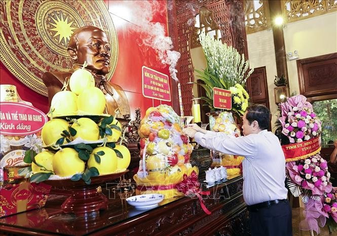 越南国会主席陈青敏敬香缅怀孙德胜主席。图自越通社